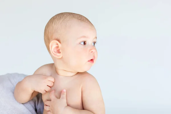 Mother holding baby — Stock Photo, Image