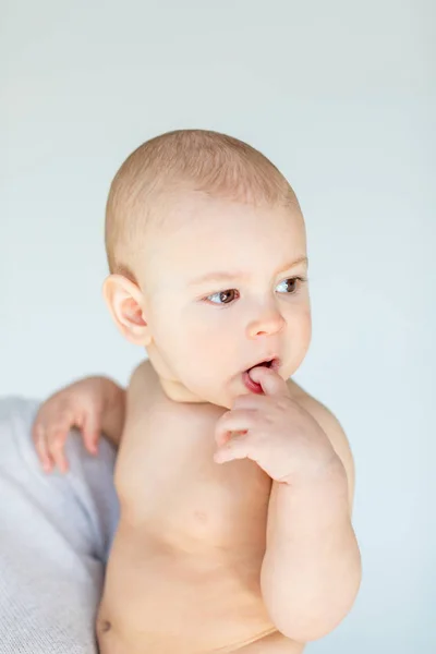 Madre sosteniendo bebé — Foto de Stock