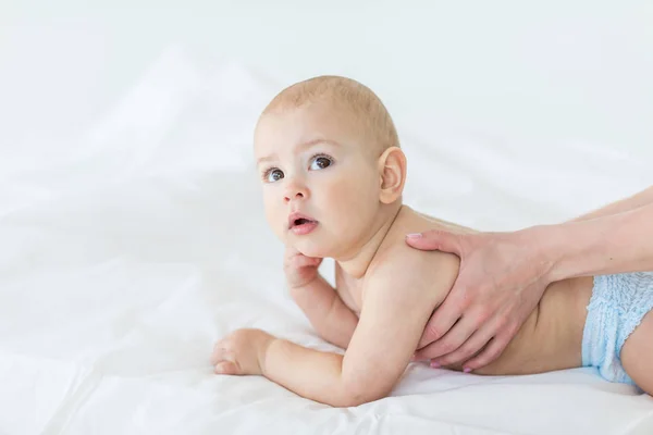 Mãe massageando bebê — Fotografia de Stock