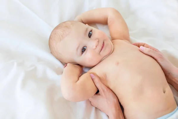 Mãe massageando bebê — Fotografia de Stock