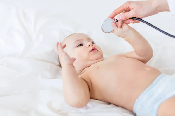 Niño con estetoscopio — Foto de Stock