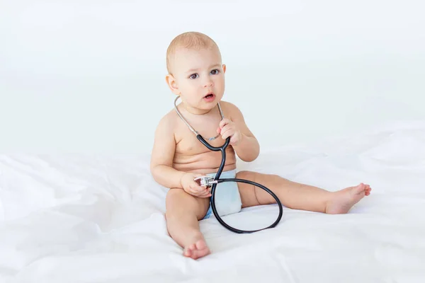聴診器で男の子の赤ちゃん — ストック写真