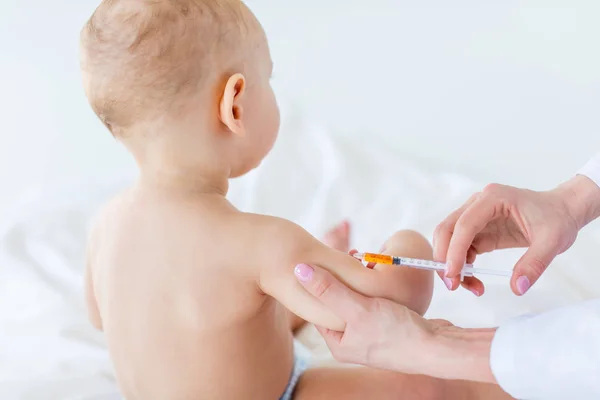 Jongetje bij vaccinatie — Stockfoto