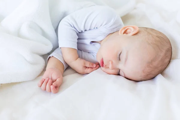 Menino dormindo — Fotografia de Stock