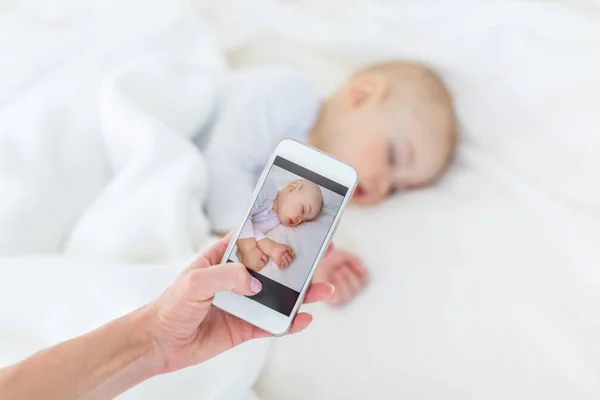 Moeder fotograferen zoon — Stockfoto