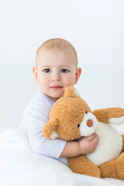 Дитячий хлопчик з плюшевим ведмедем — стокове фото
