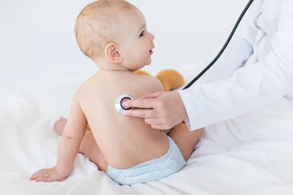 Babyjongen met de stethoscoop — Stockfoto