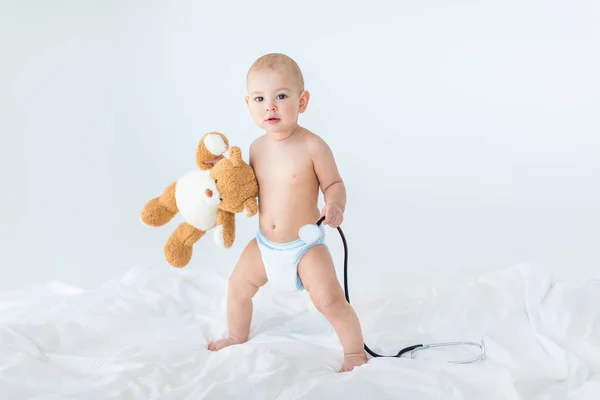 Дитячий хлопчик з плюшевим ведмедем — стокове фото