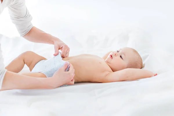 Madre cambiando pañal de bebé niño — Foto de Stock