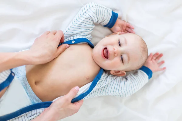 Mãe brincando com menino — Fotografia de Stock