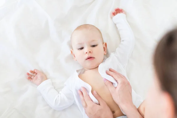 Anne bebek çocuk ile oynama — Stok fotoğraf