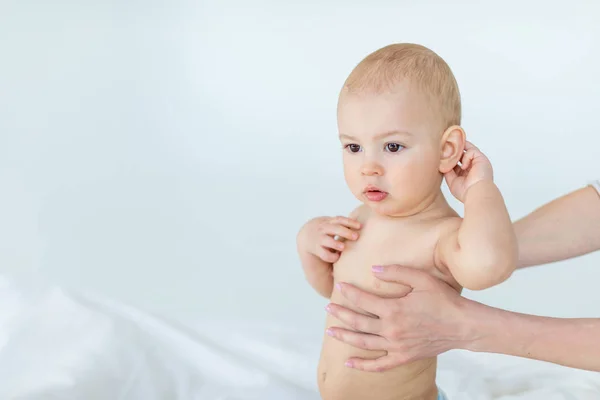 Ibu menggendong bayi Stok Lukisan  