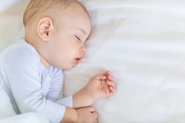 Babyjongen slapen Rechtenvrije Stockafbeeldingen