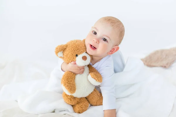 Bayi laki-laki dengan boneka beruang Stok Gambar Bebas Royalti