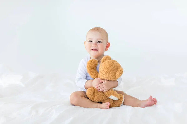 Bayi laki-laki dengan boneka beruang Stok Gambar