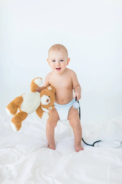 Малыш с плюшевым мишкой Лицензионные Стоковые Фото