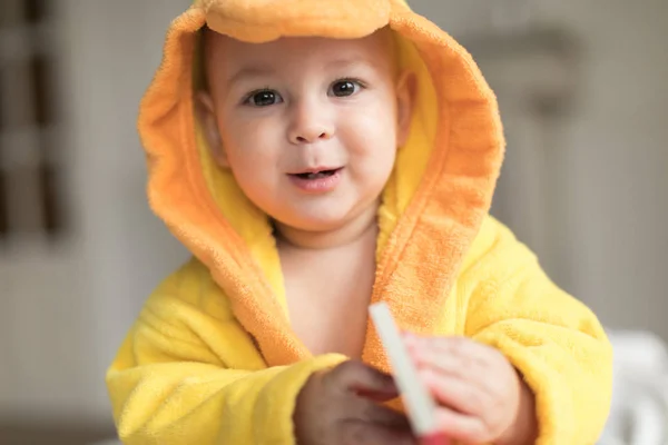 Menino em roupão amarelo — Fotografia de Stock