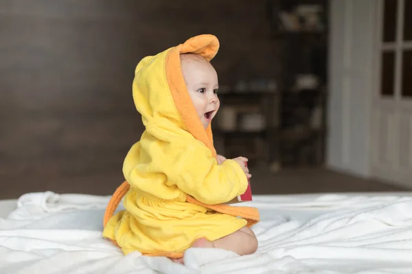 Menino em roupão amarelo — Fotografia de Stock