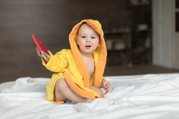 Menino em roupão amarelo — Fotografia de Stock