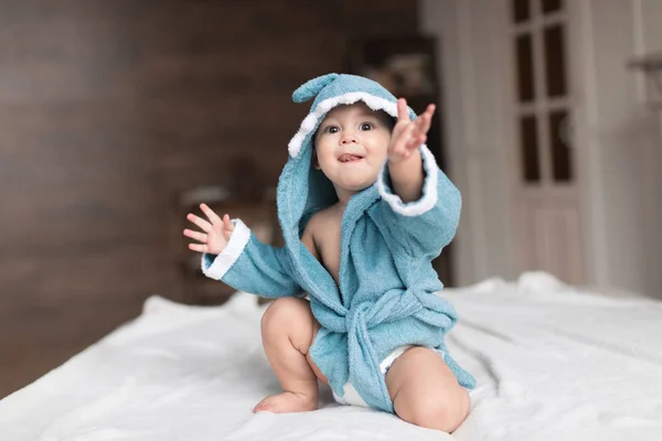 Menino de roupão azul — Fotografia de Stock