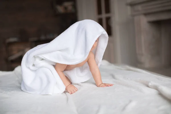 Bebé niño con toalla blanca - foto de stock