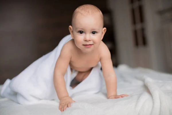 Bébé garçon avec serviette blanche — Photo de stock