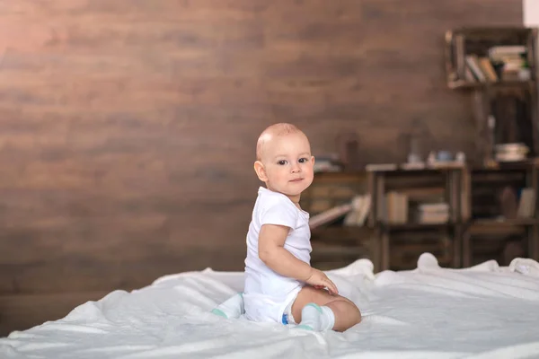 Mignon bébé garçon sur lit — Photo de stock