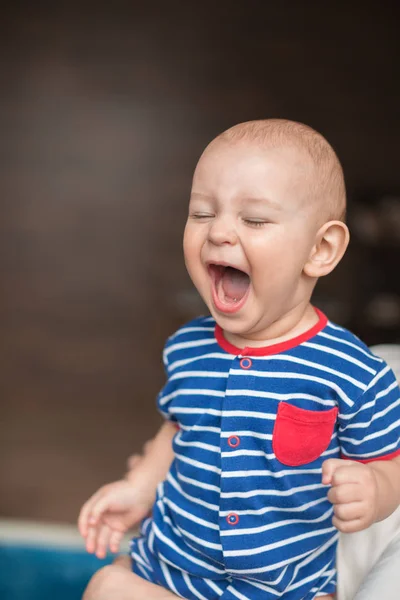 Joyeux petit garçon souriant — Photo de stock