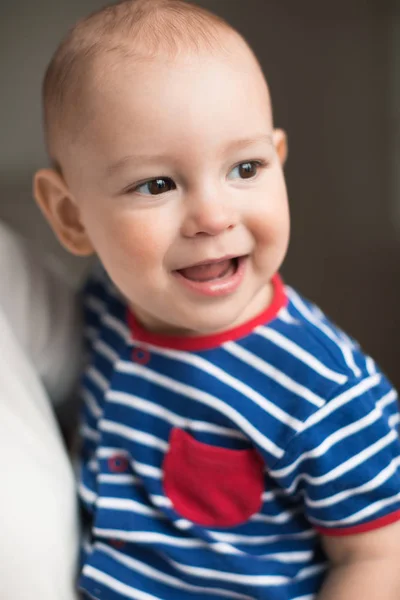 Joyeux petit garçon souriant — Photo de stock