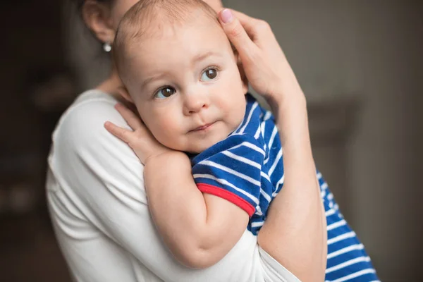 Lindo chico en las manos madres - foto de stock