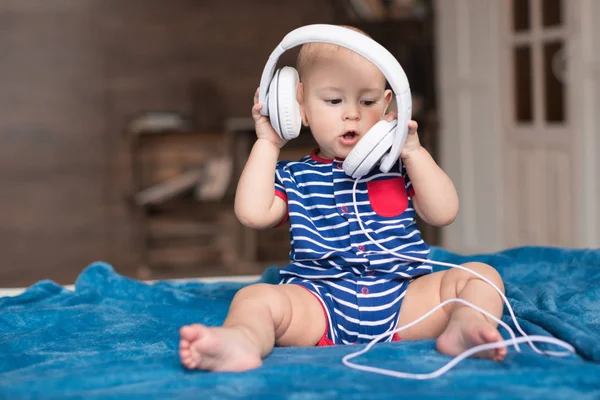 Bebé niño con auriculares blancos - foto de stock