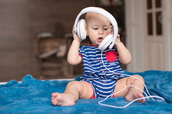 Bebe Garcon Portant Un Casque Blanc Ecouteurs Doux Stock Photo Bebe Garcon Portant Un Casque Blanc Ecouteurs Doux Stock Photo
