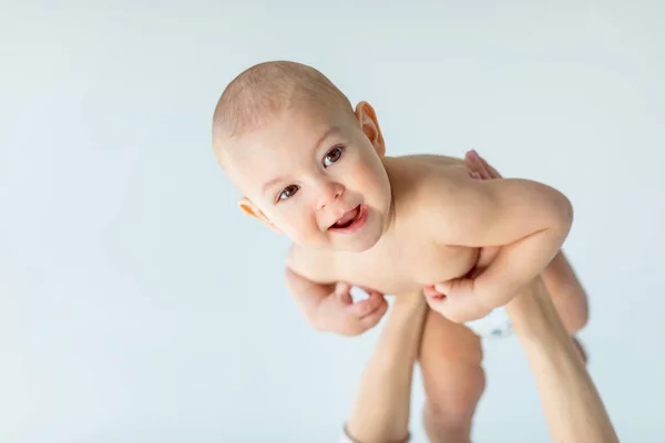 Mère tenant bébé — Photo de stock