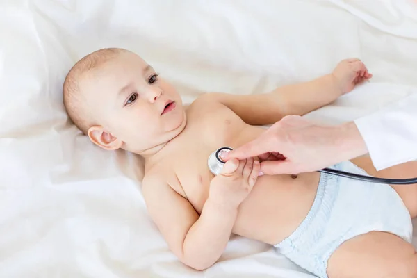 Niño con estetoscopio - foto de stock