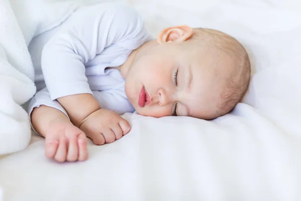 Bébé garçon dormir — Photo de stock