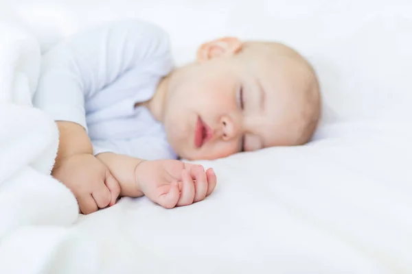 Bébé garçon dormir — Photo de stock