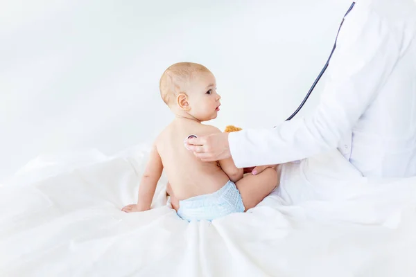 Niño con estetoscopio - foto de stock