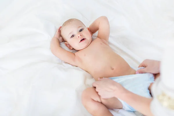 Mother changing diaper of baby boy — Stock Photo