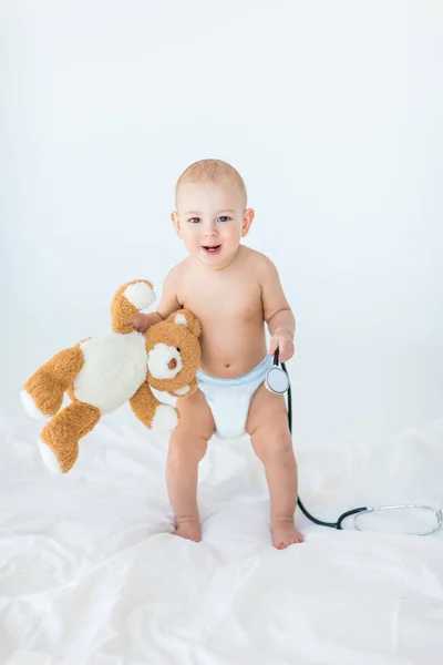 Bébé garçon avec ours en peluche — Photo de stock