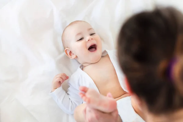 Madre jugando con bebé niño - foto de stock