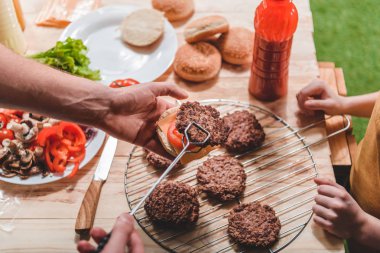 Baba ve oğul hamburger yemek
