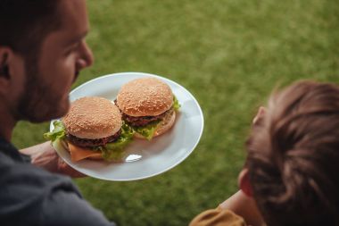 Baba ve oğul ev yapımı hamburger ile