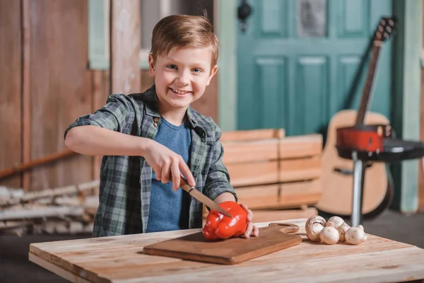 Gyerek fiú vágás kaliforniai paprika — Stock Fotó