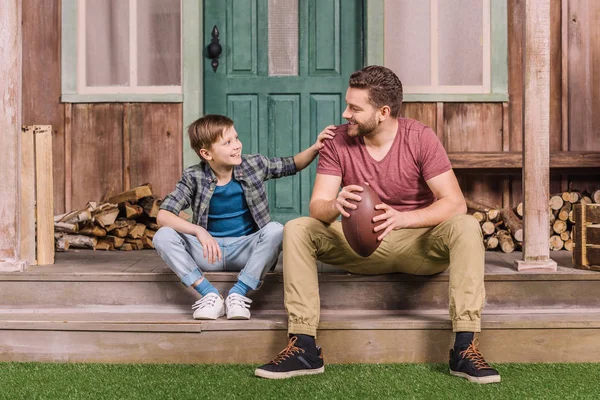 Pai com filho sentado no alpendre — Fotografia de Stock