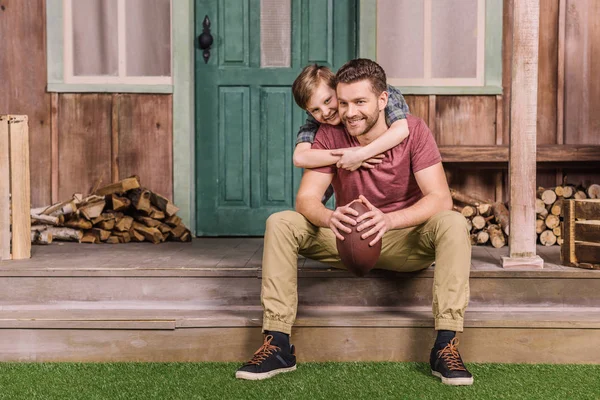 Pai com filho sentado no alpendre — Fotografia de Stock