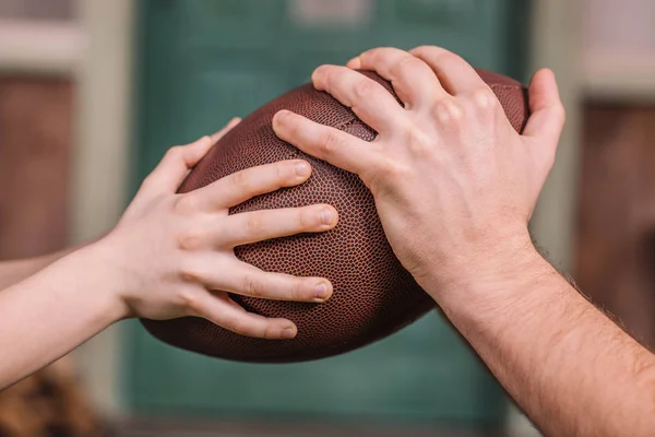 Vader en zoon spelen met de bal op de achtertuin — Stockfoto