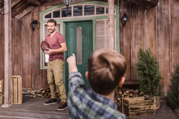 Father with son playing with ball at backyard — Stock Photo, Image