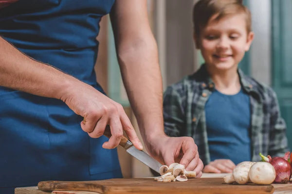 Far med son förbereder mat — Stockfoto