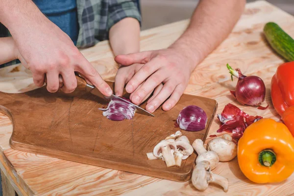 Father and son cutting vegetables — Stock Photo, Image