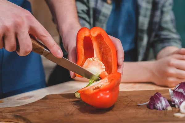 Father and son cutting pepper — Stock Photo, Image